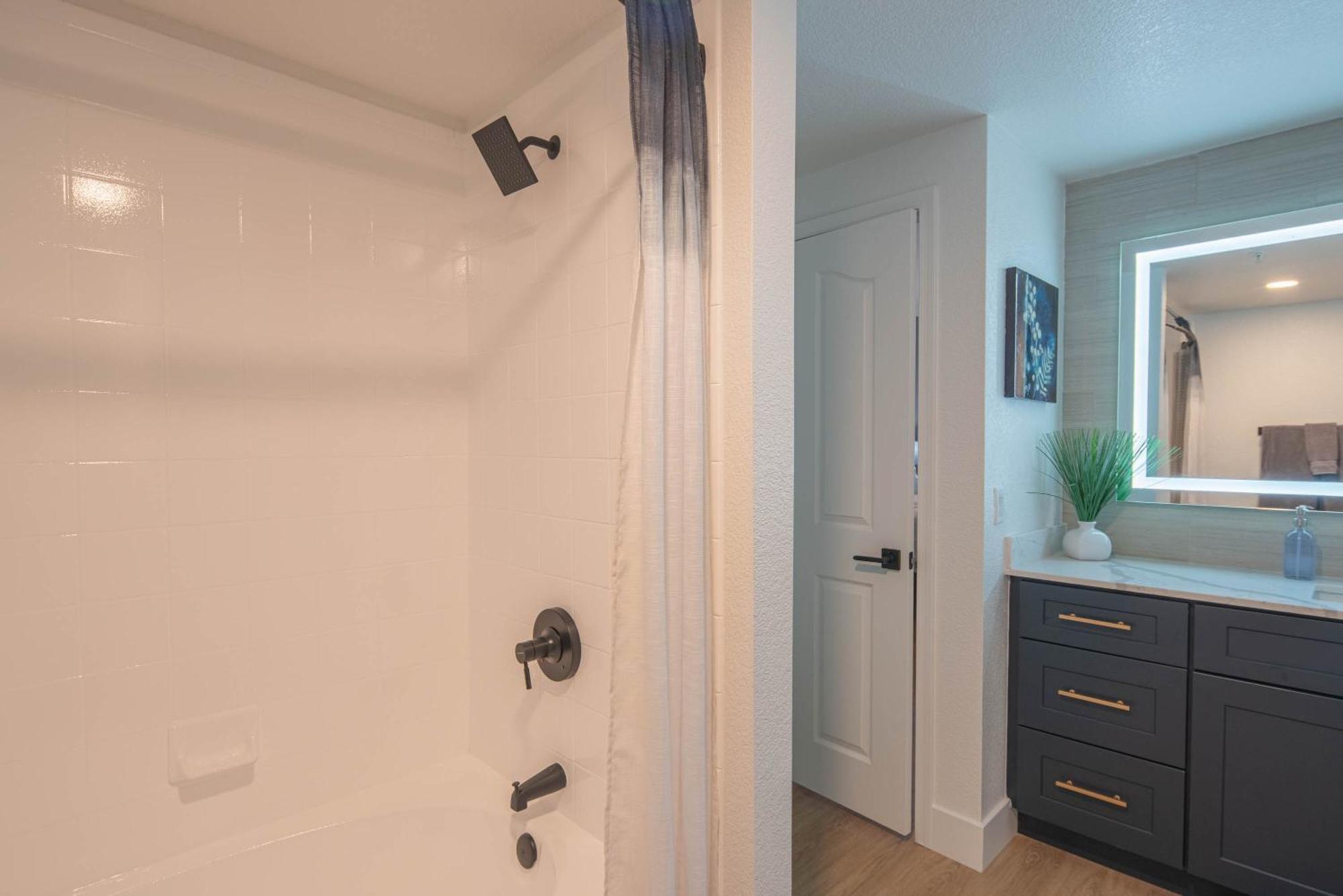 Exclusive Unit-walkable Area-bright & Sunny 2 Bedroom - N272 *