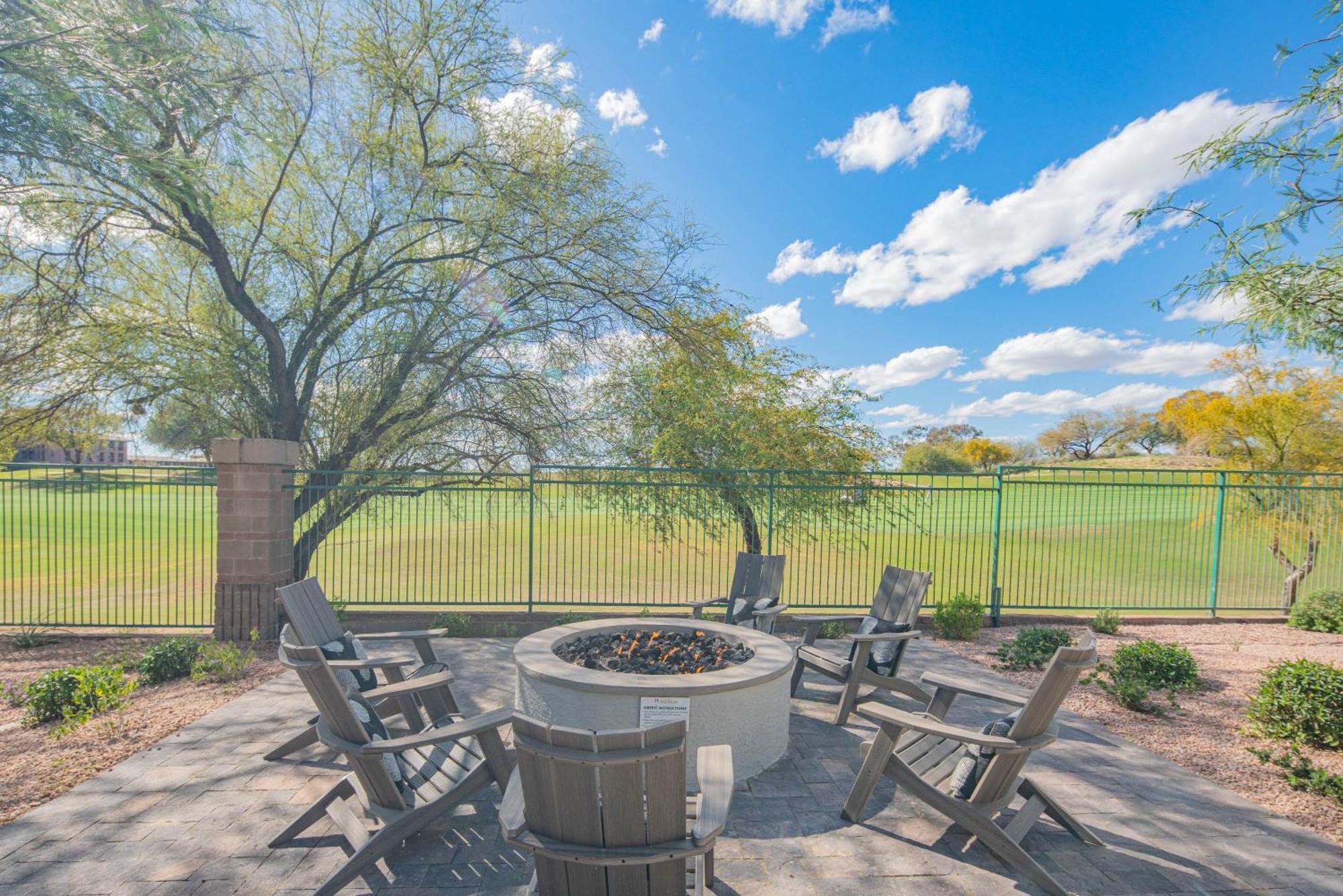 Exclusive Unit-walkable Area-bright & Sunny 2 Bedroom - N272 Scottsdale